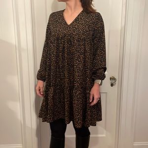 Tiered blousy dress with comfortable, flattering fit and cute pattern SZ Medium